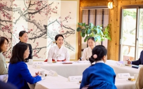 김해경 여사 APEC 배우자 초청